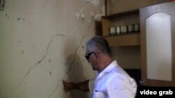 Физули Алиев у стены своего дома