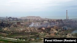 У ці хвилини триває наступний етап порятунку людей з «Азовсталі», кажуть в ОПУ. На фото: металургійний комбінат «Азовсталь», 5 травня 2022 року