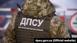 Мікроавтобус з чоловіками зупинили за 200 метрів до держрубежу 